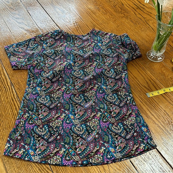 Vera Bradley Scrubs top. V-Neck pullover style. Size XS. Paisley print. - Picture 12 of 15